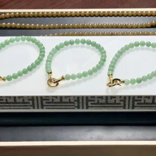 สร้อยข้อมือหยกพม่าแท้ Type A สีเขียวมิ้นท์ เนื้อเทียนไขฉ่ำเงา (ภาพที่ 4)
